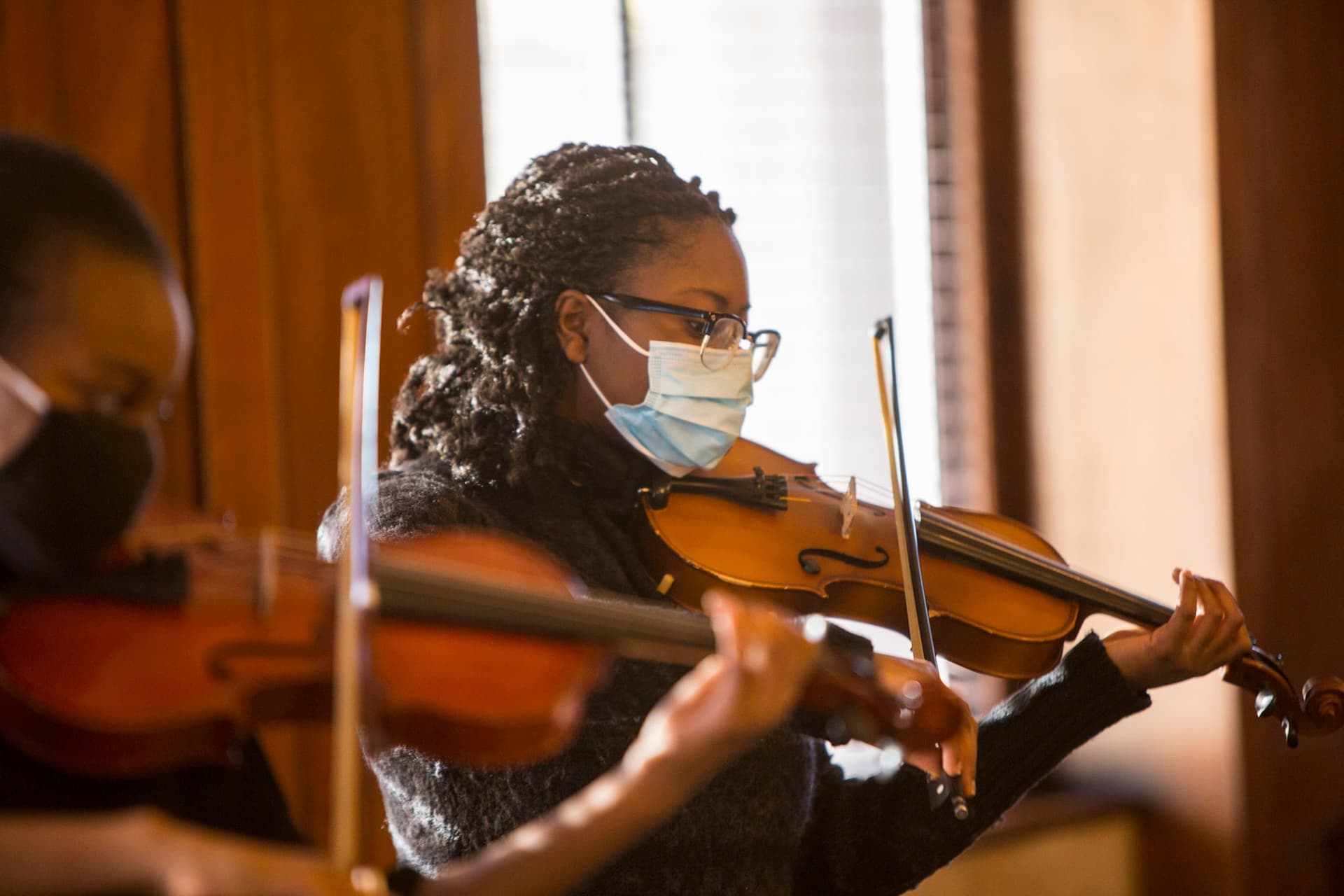 Michelle-Dallow Elliott performing violin — close-up